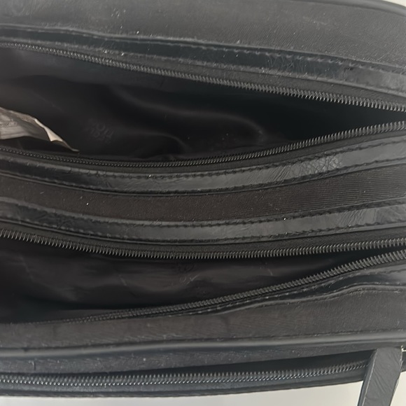 Kenneth Cole Reaction men's toiletry travel bag. Color black. - Picture 3 of 5